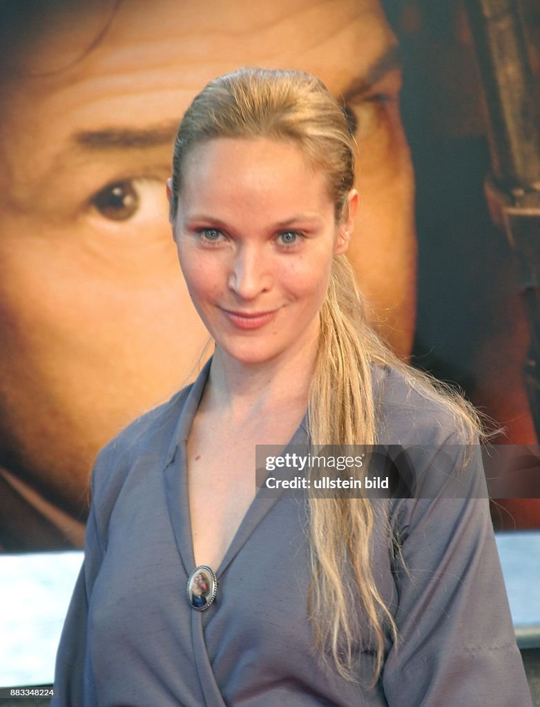 Jeanette Hain Schauspielerin D Bei Der Premiere Des Films Black jeanette-hain-schauspielerin-d-bei-der-premiere-des-films-black