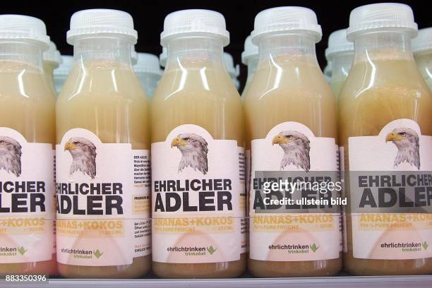 Deutschland, Berlin, Biosupermarkt Fresh 'N' Friends, Biokost, Fruchtsaft Ehrlicher Adler der Firma Ehrlich Trinken GmbH, Ananas + Kokos -