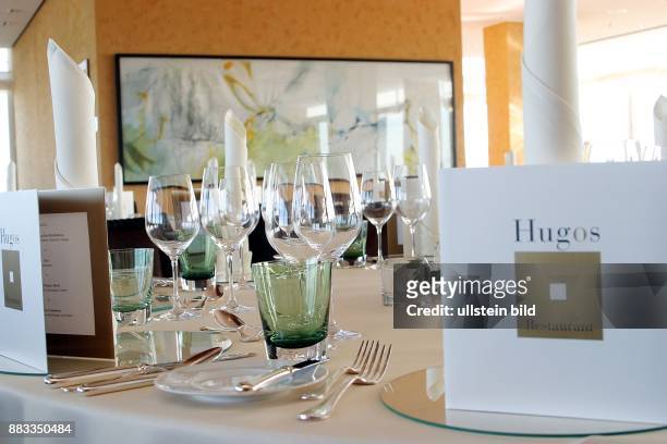Deutschland, Berlin-Charlottenburg - Gedeckter Tisch im Restaurant Hugos im Hotel InterContinental in der Budapester Strasse