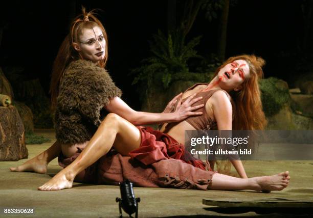 Karina Krawczyk, Nadine Schori im Theater am Kurfuerstendamm bei der Auffuehrung von "Wie es euch gefaellt" von William Shakespeare, Regie: Katharina...