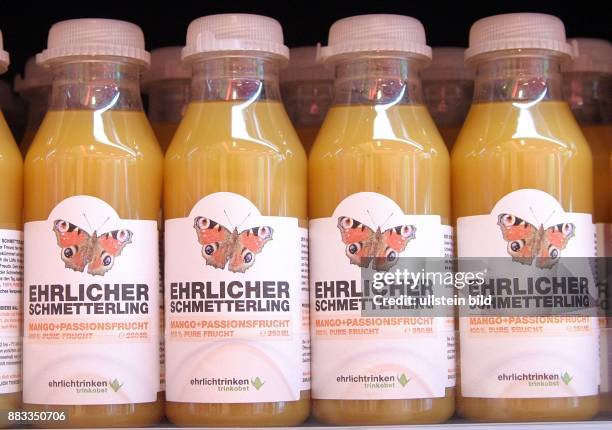 Deutschland, Berlin, Biosupermarkt Fresh 'N' Friends, Biokost, Fruchtsaft Ehrlicher Schmetterling der Firma Ehrlich Trinken GmbH, Mango +...