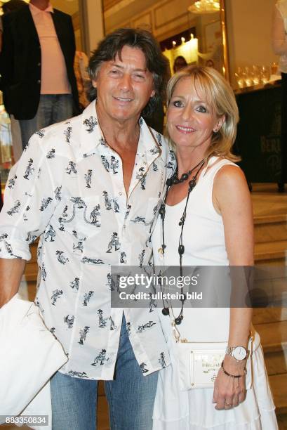 Herbert Herrmann, Schauspieler mit seiner Ehefrau Nora von Collande auf der Premierenfeier des Stuecks "Meine Schwester und ich" in der Komoedie am...