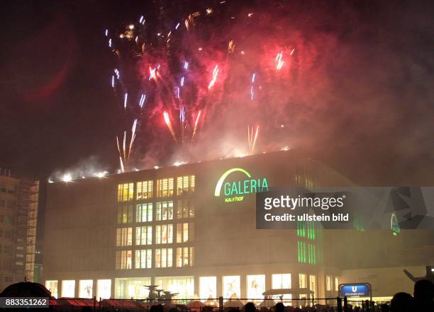 Deutschland, Berlin - Mitte, Kaufhaus Galeria Kaufhof am Alexanderplatz Wiedereröffnung nach dem Umbau, Feuerwerk