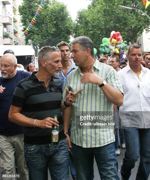 Klaus Wowereit, Regierender Bürgermeister von Berlin, SPD, D - mit Freund Joern Kubicki auf der Partymeile beim 14. Lesbisch-schwulen Strassenfest in...