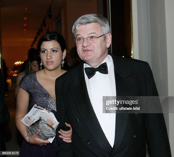 Joschka Fischer, Bundesaussenminister, Bündnis90/Die Grünen, D - mit Ehefrau Minu Barati Fischer auf dem Rosenball im Hotel Intercontinental in Berlin