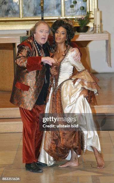 Deutschland , Berlin, - chauspielerin Barbara Becker als Buhlschaft, Tenor Rene Kollo als Jedermann bei Proben in der Luisenkirche fuer die Jedermann...