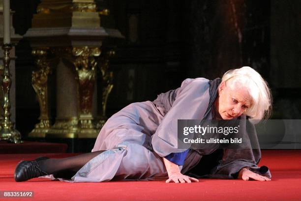 Elisabeth Wiedemann, Schauspielerin, D - bei der Fotoprobe zum Stück JEDERMANN im Berliner Dom