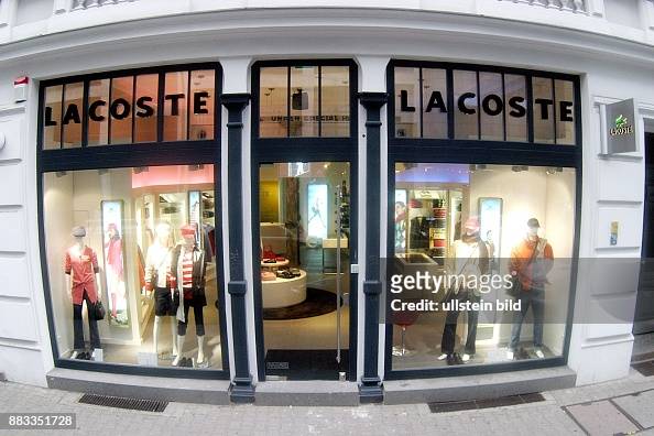 udkast værdighed projektor Deutschland, Berlin - Mitte, Lacoste Shop in der Muenzstrasse - Foto di  attualità - Getty Images