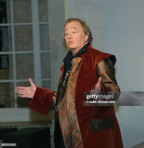 Deutschland , Berlin, - Rene Kollo als Jedermann bei Proben in der Luisenkirche fuer die Jedermann Festspiele. Regie fuehrte Brigitte Grothum.