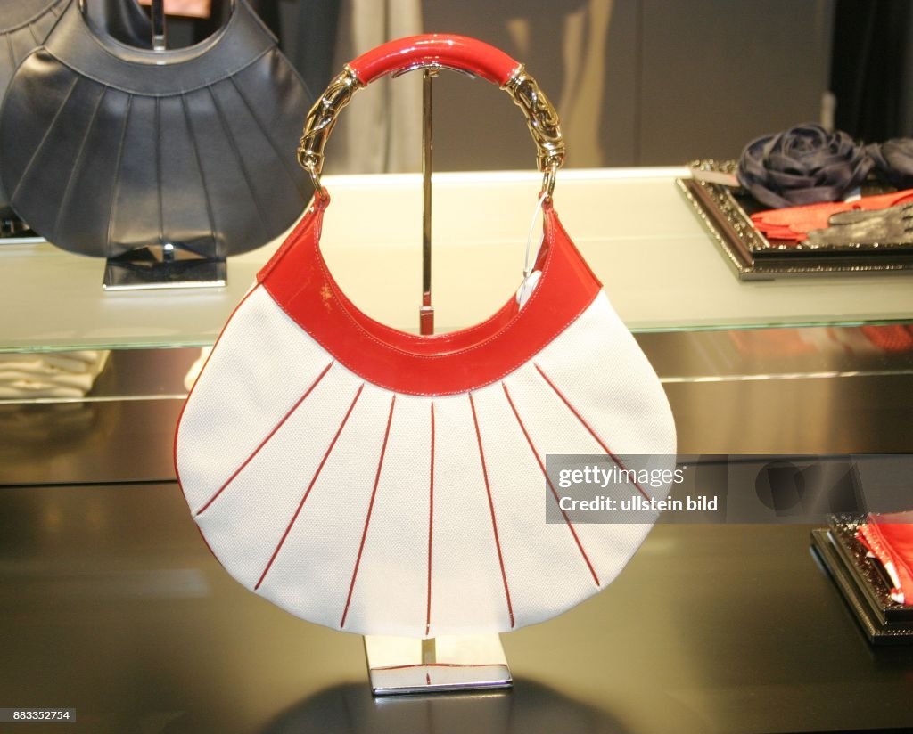 Berlin - Handtasche von "Escada" im Flagship Store in der Friedrichstrasse