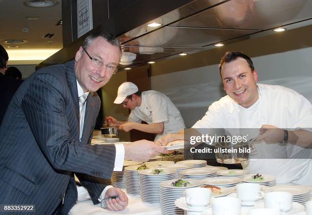 Tim Raue - Koch, D - mit dem Swisshotel Direktor Michael Möcking beim Anrichten von Speisen fuer die ITB Party