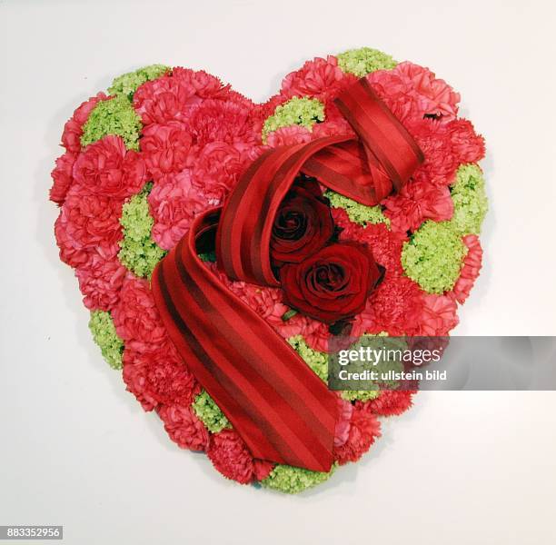 Valentinstag, Hochzeitstag, Blumenkissen in Form eines Herzes aus Rosen und Nelken mit einer Krawatte -