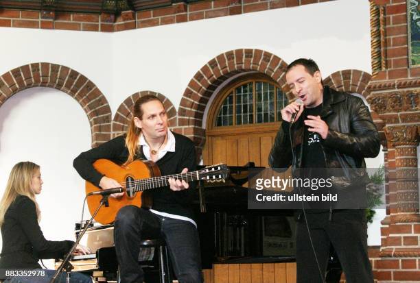 Uwe Hassbecker - Musiker, Gitarrist bei Silly, D - Auftritt mit Saenger Bjoern Casapietra in der Passionskirche in Berlin -