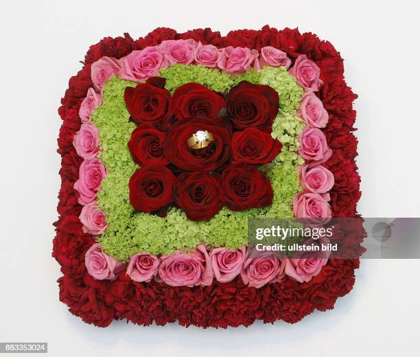 Valentinstag, Hochzeitstag, Blumenkissen aus Rosen und Nelken mit Diamantring -