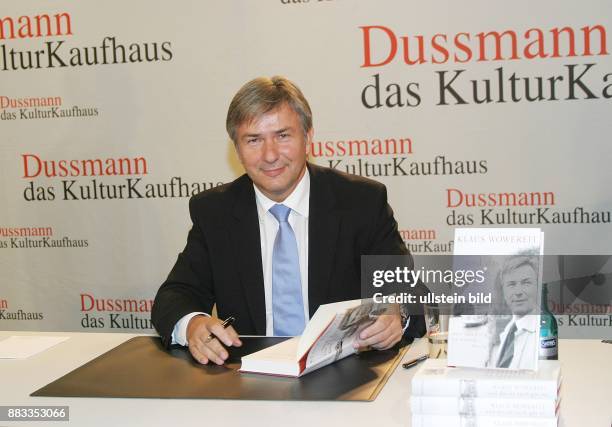 Klaus Wowereit - Politiker, Regierender Buergermeister von Berlin, SPD, D - stellt im Rahmen einer Signierstunde im Kulturkaufhaus Dussmann in Berlin...