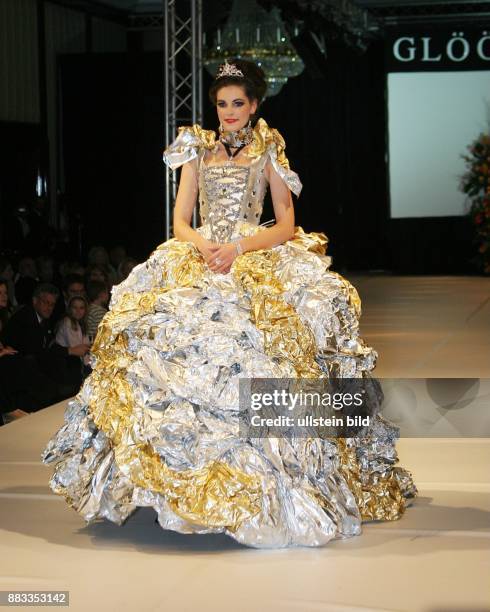 Deutschland , Berlin, - Model präsentiert Mode von Pompöös im Hotel Ritz Carlton zur Harald Glööckler Charity Gala