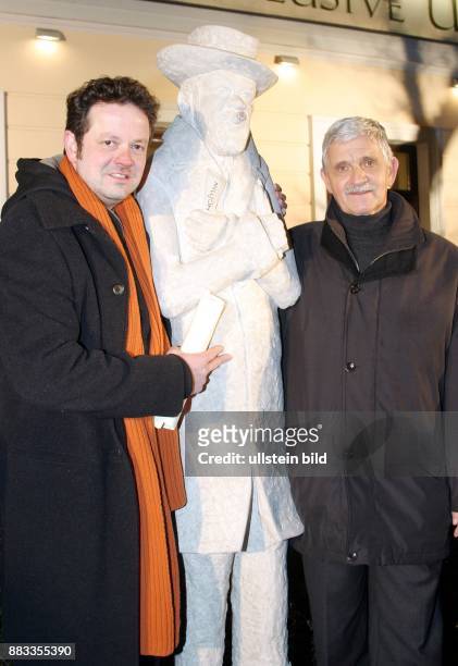 Hein-Joerg Preetz-Zille - Leiter des Zille-Museum in Berlin, D - mit dem Bildhauer Thorsten Stegmann im Nikolaiviertel am Denkmal von Heinrich Zille,...