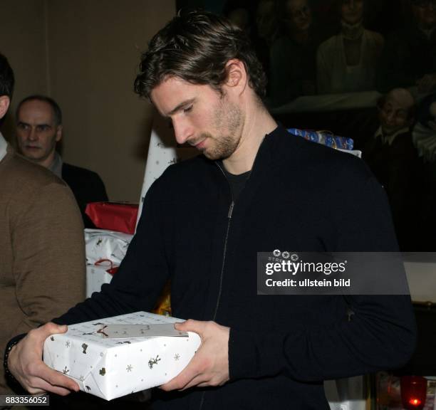 Friedrich, Arne - Fussball, Abwehrspieler, Hertha BSC Berlin, D - bei einer Charity Weihnachtsfeier im Ganymed, verteilt Weihnachtsgeschenke an...