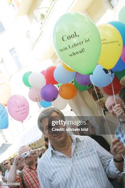 Klaus Wowereit - Berlins Regierender Bürgermeister - auf dem Schwul-lesbischen Stadtfest in der Motzstrasse in Berlin - Schoeneberg mit einem...