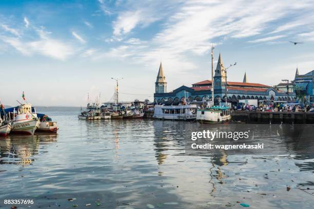 blick auf berühmte ver o peso-markt mit booten am fluss - belem brazil stock-fotos und bilder