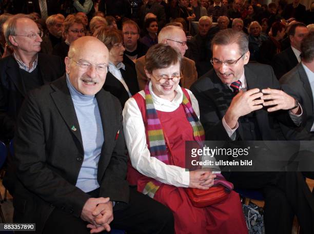 Thalbach, Katharina - Schauspielerin, Regisseurin, D - mit Regisseur Volker Schloendorff und Politiker Matthias Platzeck anlaesslich Verleihung der...