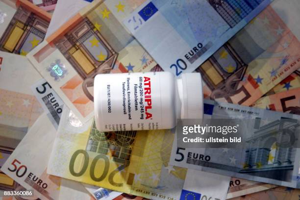 Symbolfoto HIV Medikament und Euro Geldscheine -