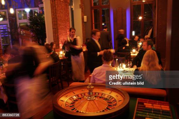 Deutschland Berlin Prenzlauer Berg - Dinner Roulette im Restaurant 'Tauro'; Nach dem Verzehr von einem 3 Gaenge Menu erspielen die Gaeste den Preis....