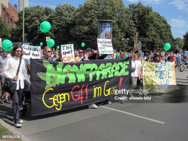 - Hanfparade, Demonstration fuer eine Legalisierung des Verkaufs von Cannabispflanzen, Transparent mit dem Slogan Gegen Gift im Gras und Luftballons...