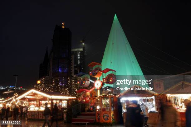 Deutschland Berlin Charlottenburg - Weihnachtsmarkt auf dem Breitscheidplatz an der Gedaechtniskirche mit einem Lichtobjekt von Andreas Boehlke als...