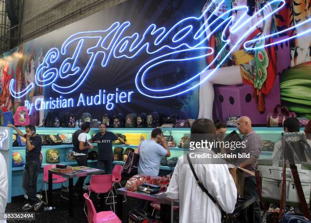 Deutschland Berlin - Modemesse Bread & Butter auf dem Flughafen Tempelhof, Stand des Labels Ed Hardy by Christian Audigier -