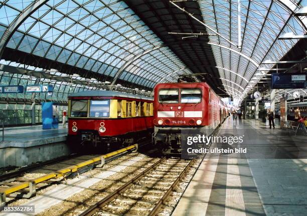 Blick auf den Bahnsteig des Bahnhof Berlin-Spandau auf Gleis 2 ein S-Bahnzug älterer Bauart, auf Gleis 3 der Regionalexpress RE4 nach Wittenberge...