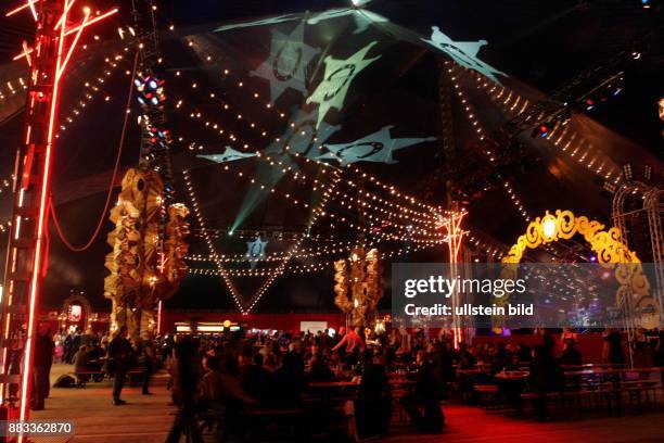 Deutschland Berlin Tempelhof - Eroeffnungsparty der Modemesse Bread & Butter im 'Saloon', auf dem ehemaligen FlughafenTempelhof -