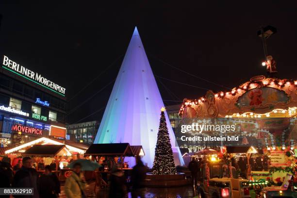 Deutschland Berlin Charlottenburg - Weihnachtsmarkt auf dem Breitscheidplatz an der Gedaechtniskirche mit einem Lichtobjekt von Andreas Boehlke als...