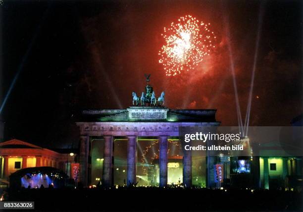 Deutschland, Berlin: Silvester am BrandenburgerTor - 31.12..1999