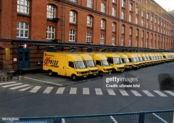 Lastwagen der Deutschen Post mit der Aufschrift `Express' auf einem Betriebshof - 1998