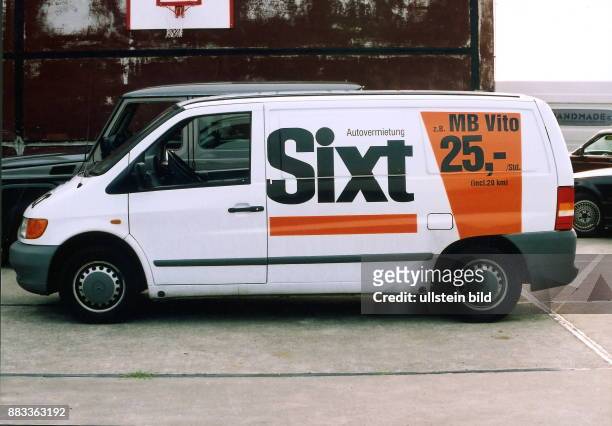 Lieferwagen der Autovermietung Sixt Budget AG auf einem Parkplatz. - 2000