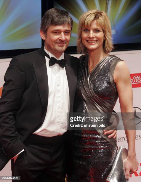 Hahlweg, Barbara - Moderatorin, D - mit Ehemann Peter Arens bei der Verleihung der 45. Goldenen Kamera in Berlin -