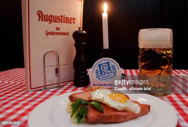 Deutschland Berlin Mitte - Restaurant 'Augustiner am Gendarmenmarkt' von Grossgastronom Josef Laggner, Leberkaese mit Spiegelei und Kartoffelsalat...