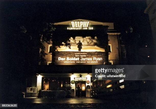 Aussenansicht des Delphi-Kinos mit Filmplakat für den Spielberg-Film "Der Soldat James Ryan"; darunter das Cafe "Quasimodo" - Oktober 1998