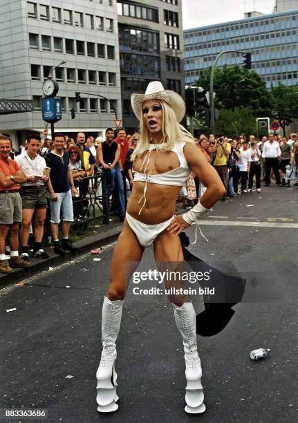 Teilnehmer der Homosexuellen - Parade in weissem Outfit: Bikini mit brustfreiem Oberteil, Schnürstiefel mit Plateausohle, Strohhut und weiss - blonde...
