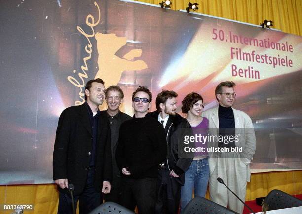 Internationale Filmfestspiele in Berlin Gruppenfoto mit dem Regisseur von "The Million Dollar Hotel" nach der Pressekonferenz v. L.: N.N., Ulrich...