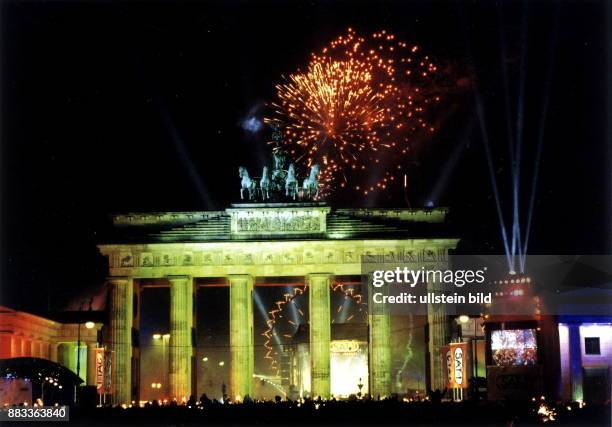 Deutschland, Berlin: Silvester am BrandenburgerTor - 31.12..1999