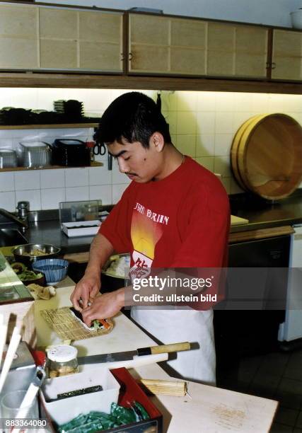 Sushi Bar in der Pariser Strasse 44 Koch beim Zubereiten von Sushi - 1998