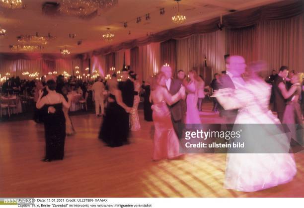 "Zarenball" im Interconti; ein von russischen Immigranten veranstalteter Ball; tanzende Ballbesucher