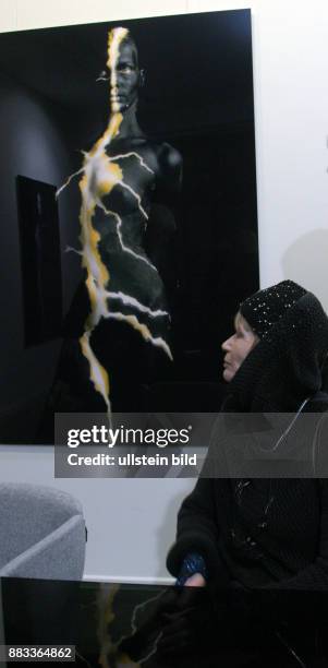 Lehndorff, Veruschka Graefin von - Fotomodell, D - auf der Vernissage ihrer Ausstellung "Veruschka" in der Galerie Lumas in Berlin -