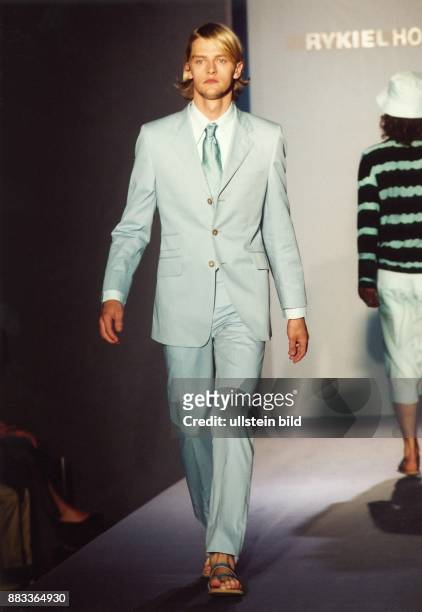Herrenmode Sommer 2003: Model in einem hellblauen Anzug von Rykiel Homme - 2002