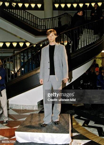 Modenschau der Kollektion 1999 von Donna Karan im Quartier 206 in den Friedrichstadt-Passagen im Bild ein männliches Model mit einem Anzug