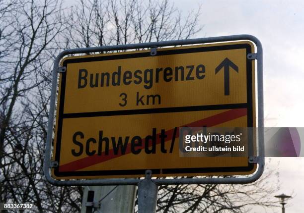 Ortsausgangsschild Schwedt / Oder und Hinweisschild "Bundesgrenze 3 km" - Januar 2000