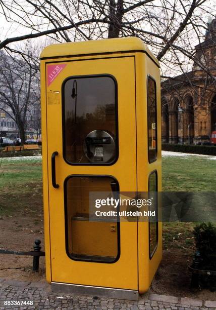 Gelbe Telefonzelle mit Kartentelefon am Anhalter Bahnhof in Berlin - 1998