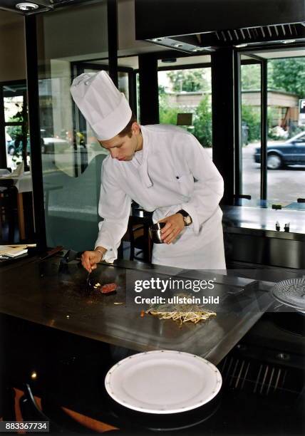 Japanisches Restaurant `Fukagawa' in der Pfalzburger Strasse: Koch bei der Zubereitung einer Speise - 1998